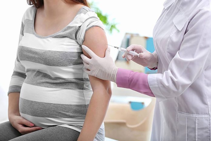 Tiêm phòng cúm khi bà mẹ mang thai không liên quan đến kết quả bất lợi ở thời thơ ấu